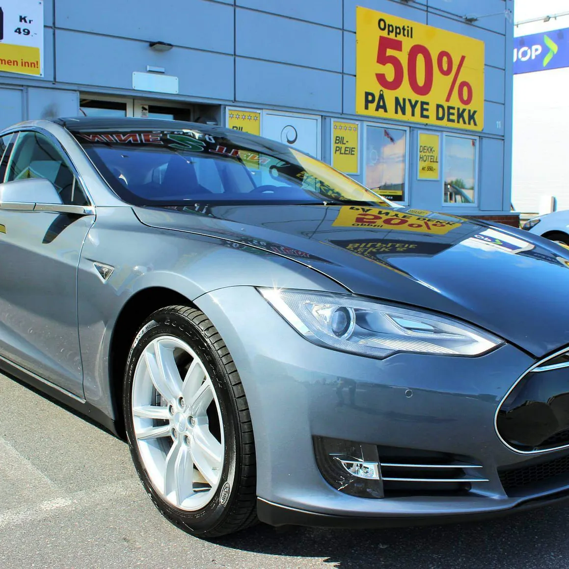 Nyvasket grå Tesla utenfor lokalene til Autospa AS i Sandefjord