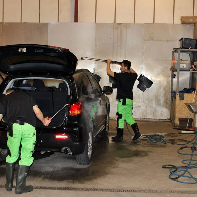 To menn vasker en stor bil innvendig og utvendig hos Autospa AS i Sandefjord